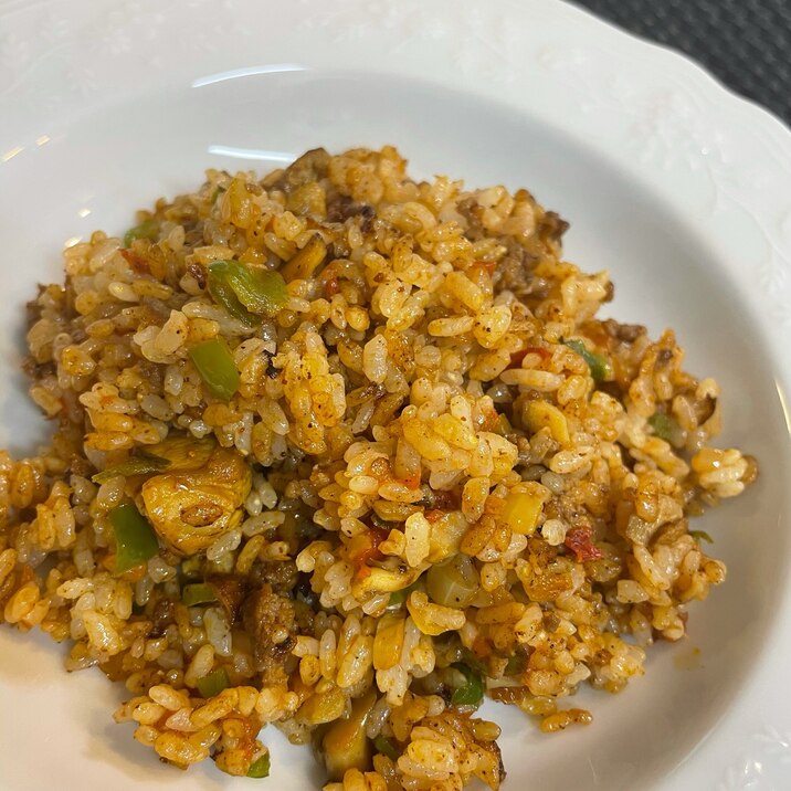 作りすぎたチキンカレーでジャンバラヤ風カレーピラフ